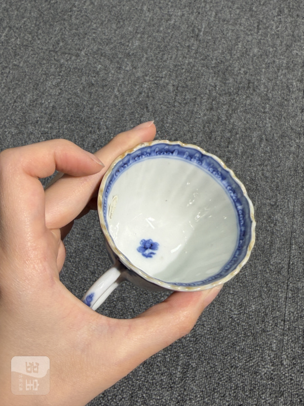 清中期珍珠地如意云头纹花卉纹瓜棱形花口把杯 - 图8